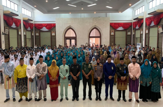 Pj. Sekda Kampar Serahkan SK Perpanjangan Masa Jabatan 52 Kepala Desa