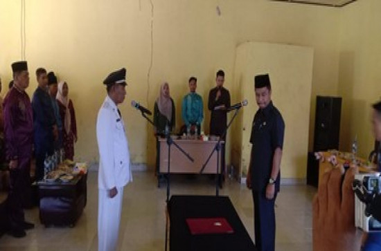 Kadis PMD dampingi Pj Sekda Kampar Lantik Penjabat Pj Kepala Desa Sungai sarik Kampar kiri.