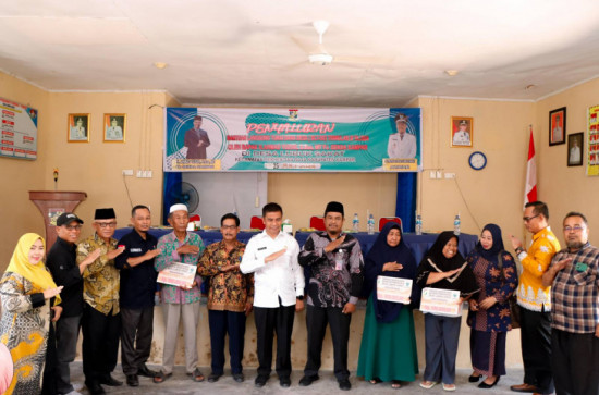 Pj Sekda Serahkan Bantuan BLT DD & Komitmen Dorong Ekonomi Lokal