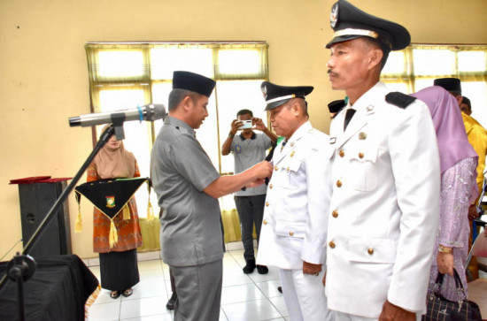 Pj Sekda Kampar Lantik Penjabat Kepala Desa Sungai Geringging dan Penjabat Kepala Desa Batu Gajah