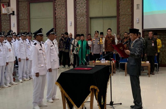 Pj. Bupati Kampar Lantik Dan Ambil Sumpah 2 Orang Kepala Desa PAW dan 56 Pj. Kepala Desa