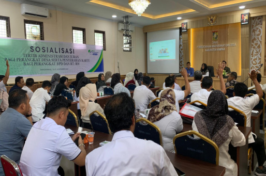 Sosialisasi Tertib Administrasi dan Iuran Bagi Perangkat Desa Serta Penyerahan Kartu BPJS