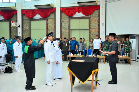 Bupati Kampar, Kukuhkan Kepala Desa Masa Bakti 2017-2023 Dengan Masa Jabatan Tambahan 2025-2027.