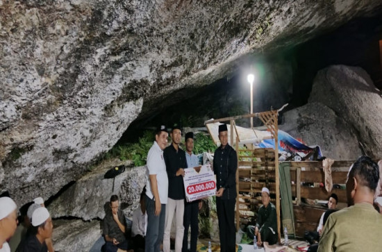 Dampingi Bupati Kepala Dinas PMD Kab. Kampar Lakukan Kunjungan Kerja & Salurkan Sembako