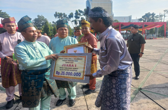Gubernur Riau menetapkan Desa Tanjung Sawit ebagai Desa Terbaik di Provinsi Riau Tahun 2025