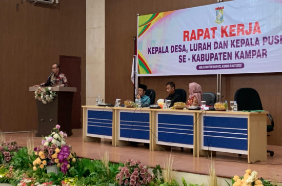 Rapat Kerja dengan Kepala Desa, Lurah, Camat dan Kepala Puskesmas se- Kabupaten Kampar.