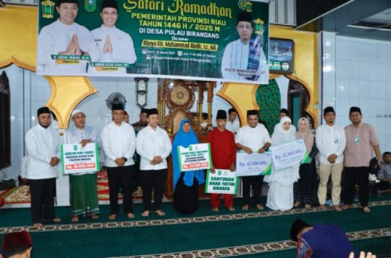 Bupati Kampar Dampingi Gubri Abdul Wahid. Pada Safari Ramadhan 1446 H di Pulau Birandang.