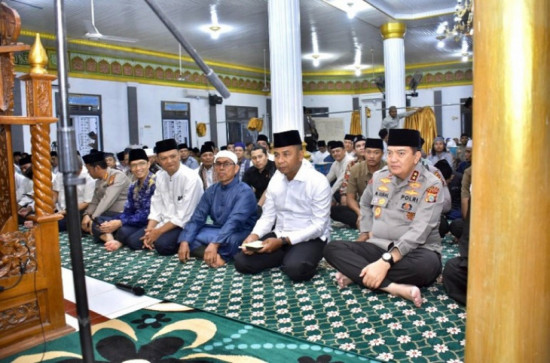 Bupati Kampar Dampingi Safari Ramadhan Kapolda Riau di Desa Pulau Lawas Bangkinang.