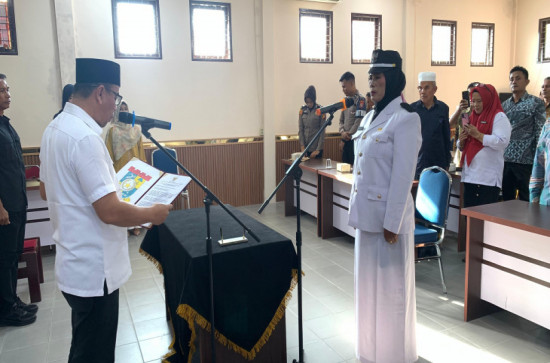 Ermiulis, S.Pd Resmi Dilantik Sebagai Penjabat Kepala Desa Batu Langka Kecil