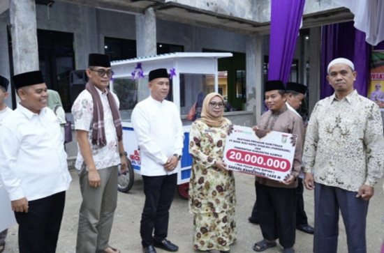 Safari Ramadhan di Tarai Bangun, Wakil Bupati Serahkan Berbagai Bantuan Kepada Masyarakat