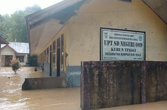 Tingginya Intensitas Hujan Desa Kebun Tinggi Kecamatan Kampar Kiri Hulu di Terjang Banjir Bandang.