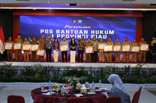 Menkum RI Resmikan Posbankum dan Serahkan Penghargaan kepada 12 Kepala Daerah di Riau