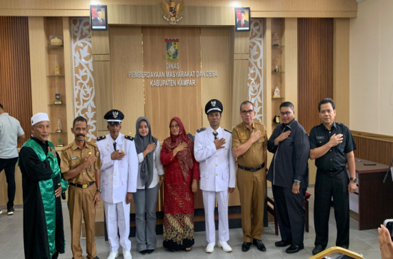 Mewakili Bupati Kampar Kadis PMD Lantik Pj. Kades Suka Maju & Pj. Kades Muara Bio