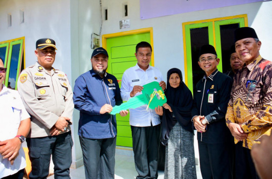 Bupati Kampar Serahkan Rumah Layak Huni Ganting Damai.