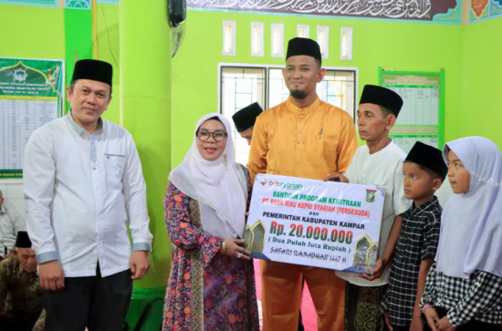 Safari Ramadhan di Kuok, Wabup Kampar Serahkan Santunan dan Bantuan Masjid.
