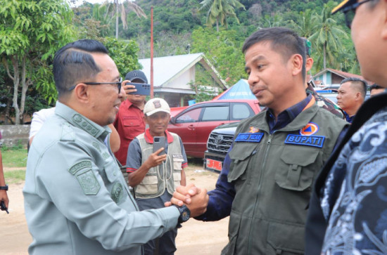 Bupati Tanah Datar Terima Langsung Bantuan dari Bupati Kampar.