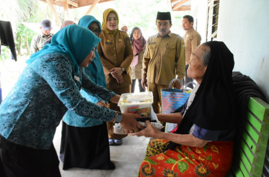 Di Saat Menjalankan Ramadhan 1447 H, Ketua TP PKK Kampar Berbagi dengan Warga .
