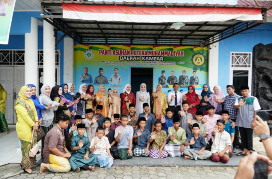 Ketua TP-PKK dan Plt. Ketua DWP Kabupaten Kampar Berbagi Kasih ke Rumah Sakit dan Panti Asuhan.