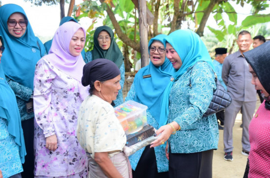 TP PKK Kampar Tuntaskan Hari Ketiga Gerakan Pangan Murah, Berbagi untuk Lansia di Pasir Sialang