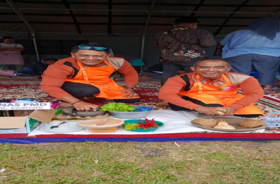 Dinas PMD Unjuk Kebolehan Membuat Pilado Kambiu pada HUT Kabupaten Kampar ke-76