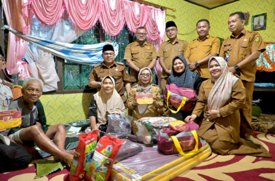 Dr. Hj. Misharti Serahkan Bantuan untuk Korban Kebakaran di Desa Koto Masjid