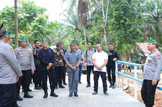 Bupati Kampar dan Kapolda Riau Tinjau Pembangunan Jembatan Presisi Polri di Desa Lubuk Agung.