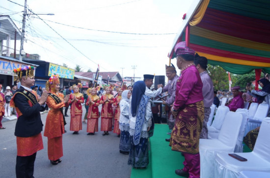 Bupati & Wakil Bupati Kampar Ikuti Pawai Ta’aruf MTQ ke44 Tingkat Provinsi Riau di Kuantan Singingi