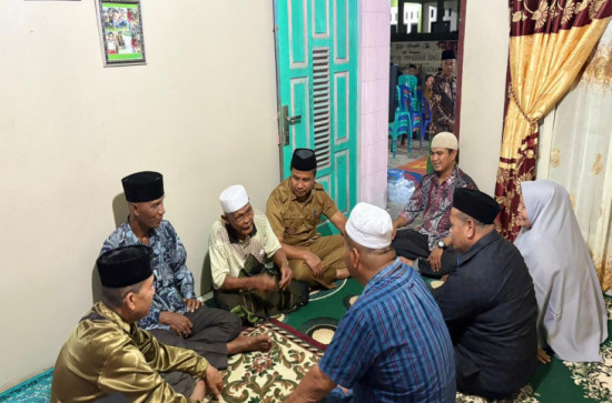 Bupati Kampar Melayat ke Rumah Duka Tokoh Perempuan Desa Petapahan Kampung.